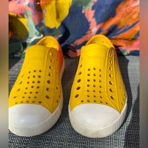 Native Jefferson Kids Shoes - Vibrant Yellow Orange Water Shoes C11
